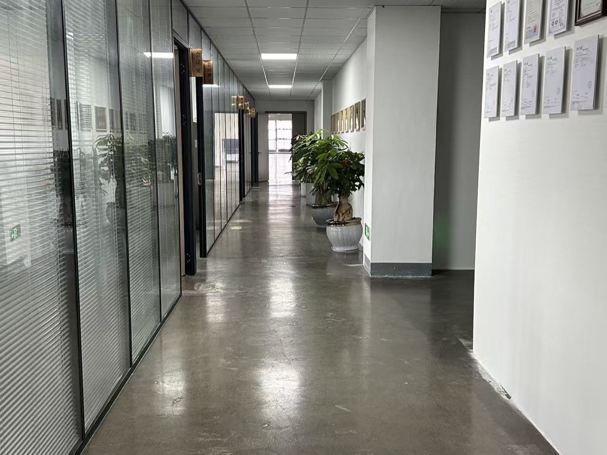 星律科技办公走廊与资质展示